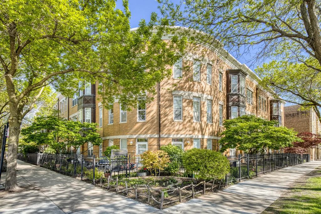 2477 W Montrose Avenue, Chicago
