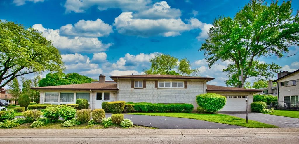 4351 W Chase Avenue, Lincolnwood