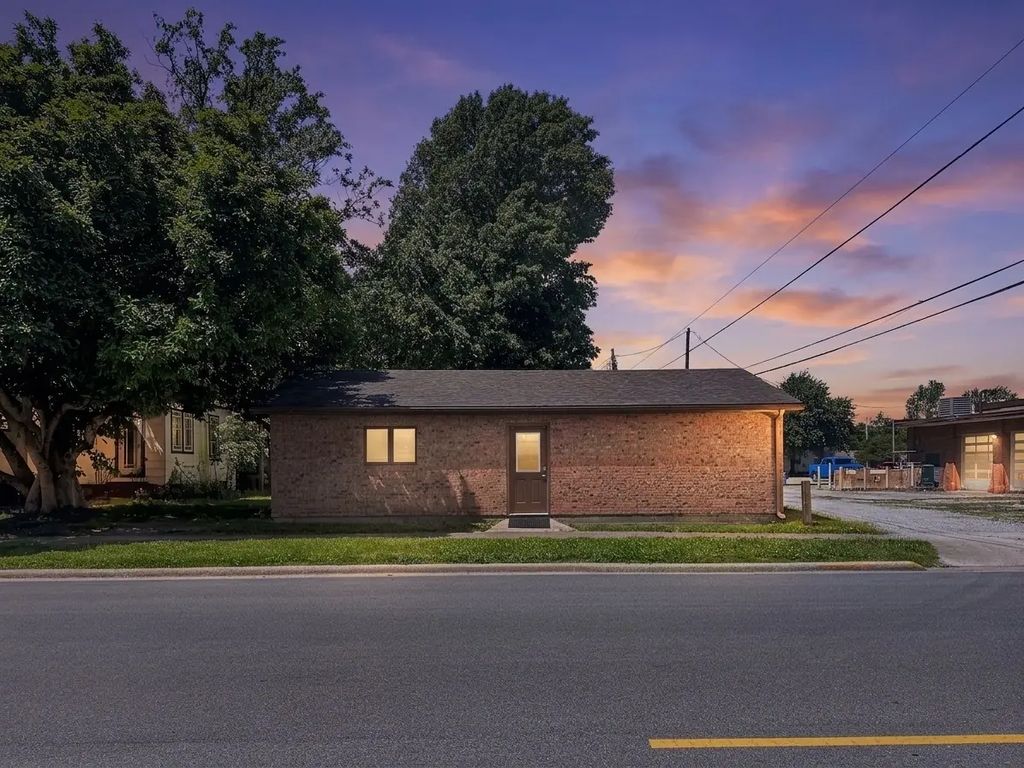 301 N Main Street, Flora