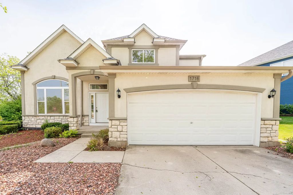 1716 Normandy Woods Court, Grayslake