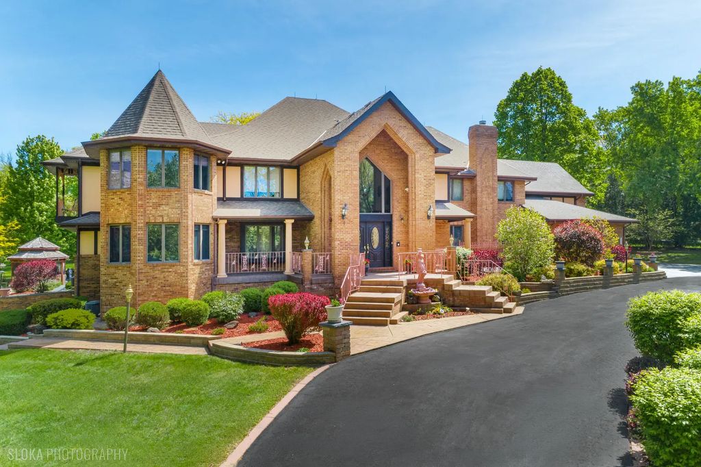 3204 Stonegate Drive, Crystal Lake