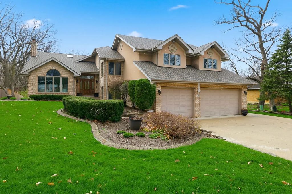 33 W Eureka Avenue, Lemont