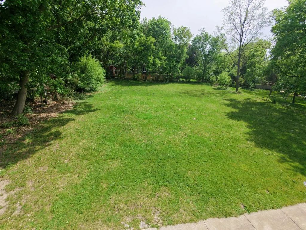 410 Barrington Avenue, East Dundee