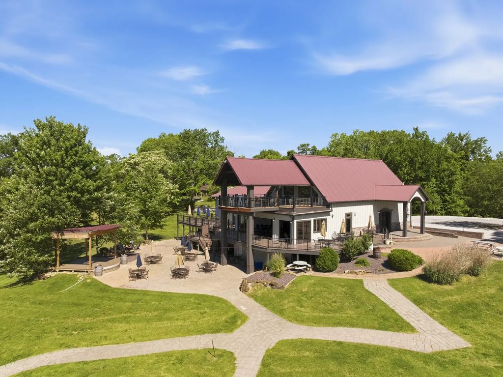 8595 Us Highway 51, Cobden