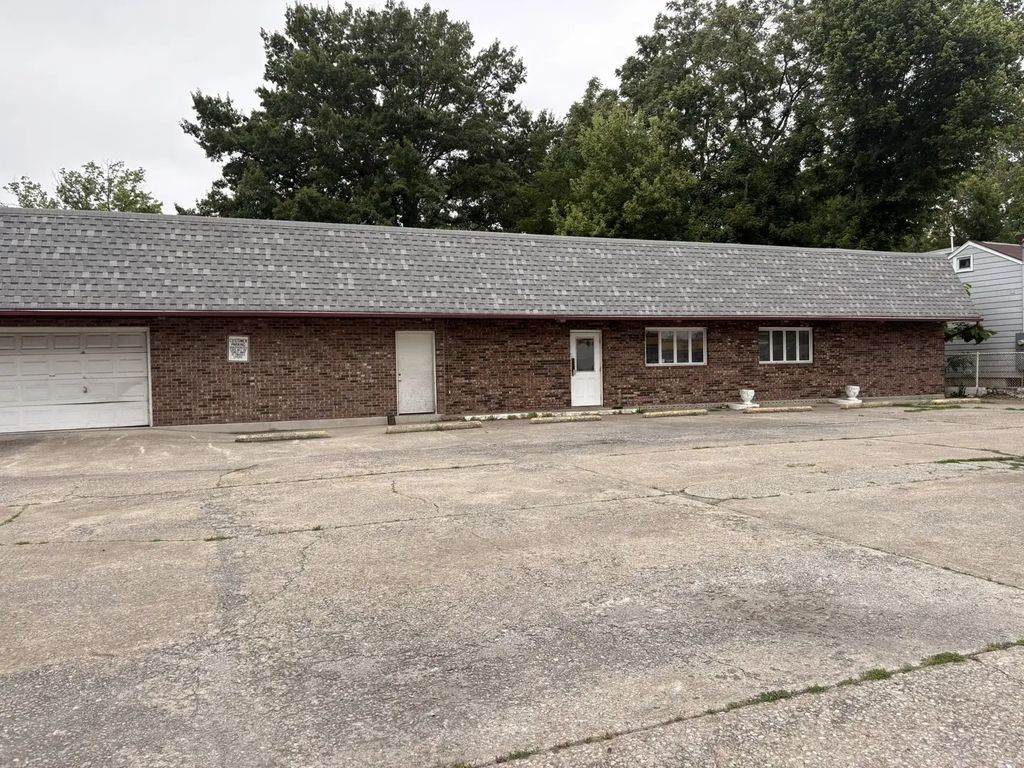 1201 N Main Street, Benton