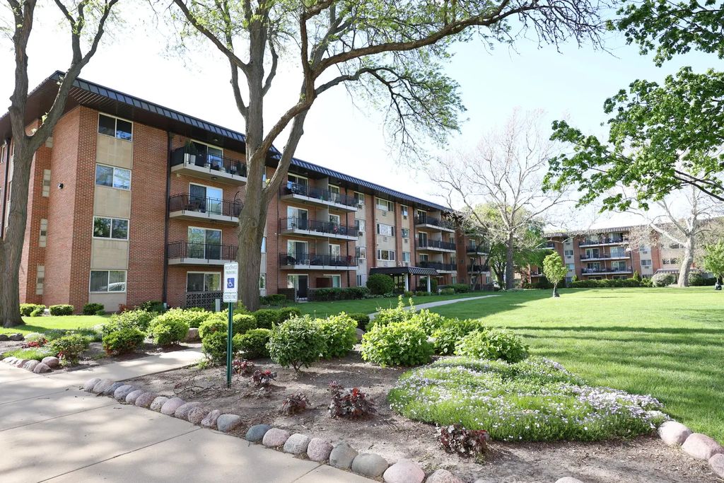 2230 S Goebbert Road 139, Arlington Heights