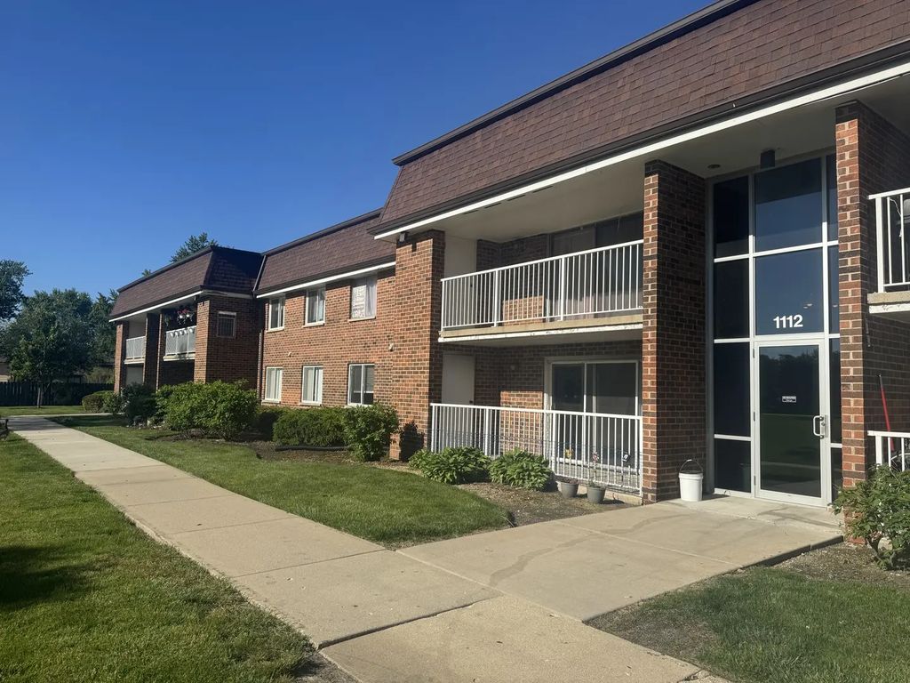 1112 Westover Lane 1b, Schaumburg