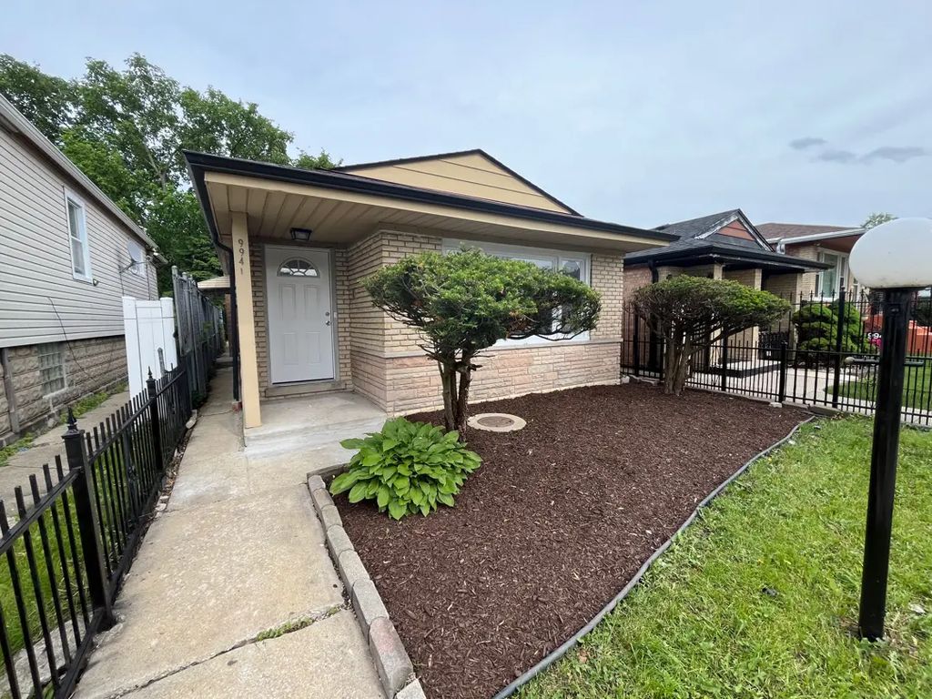 9941 S La Salle Street, Chicago