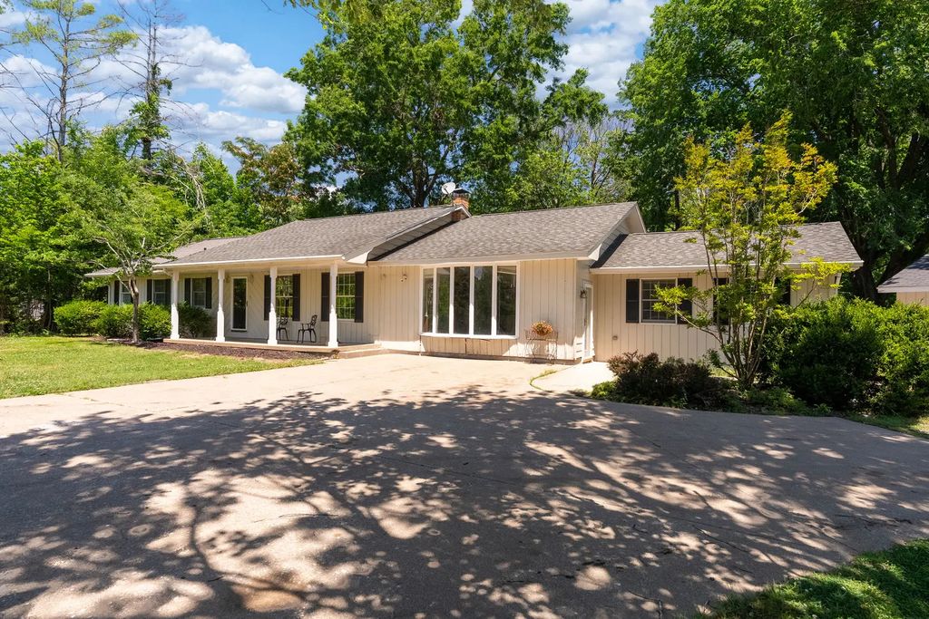 137 Peachtree Lane, Carbondale