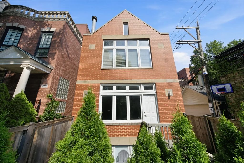 2215 N Wayne Avenue A, Chicago