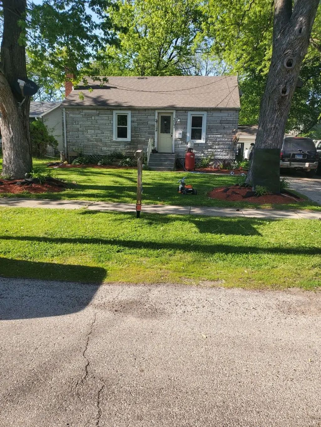 327 Burbank Avenue, Woodstock