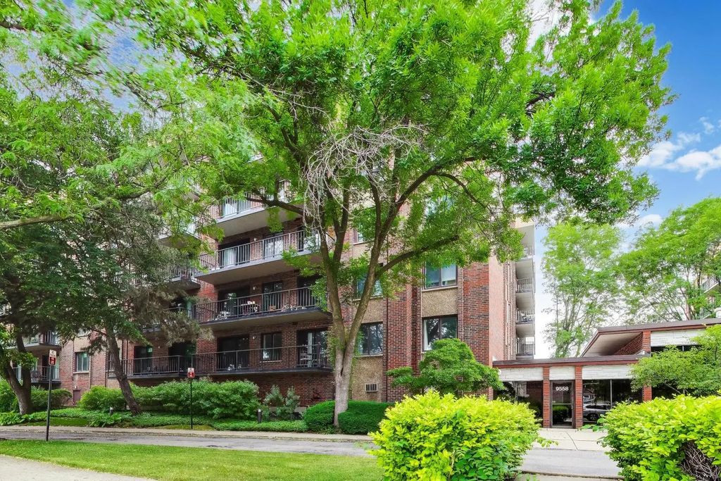 9558 Gross Point Road A605, Skokie, 60076