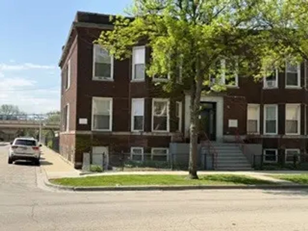 2833 W Walnut Street, Chicago, 60612
