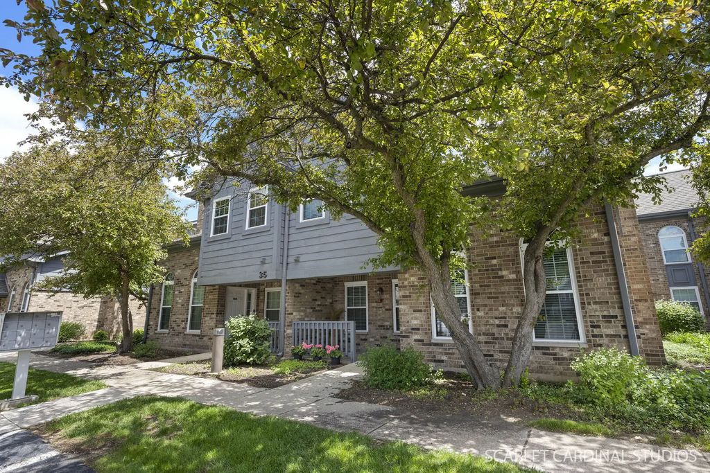 35 Foxcroft Road 123, Naperville