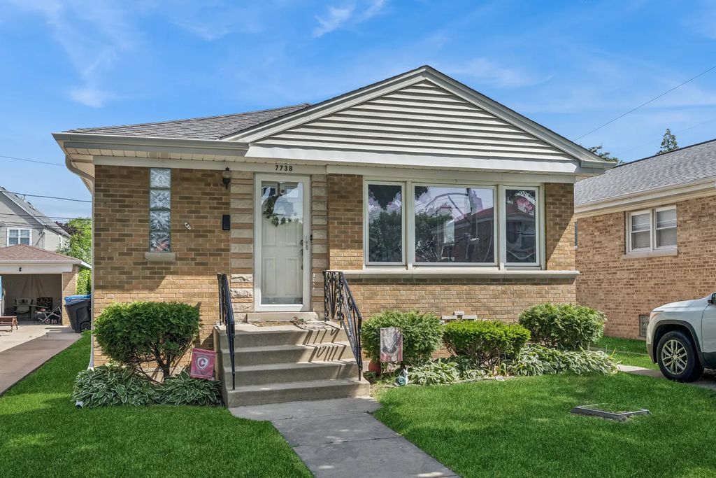 7738 W Clarence Avenue, Chicago