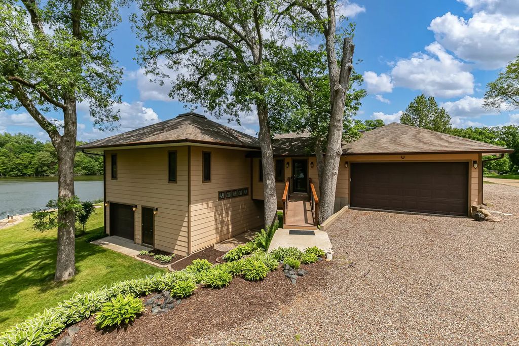 2642 250th Street, De Witt