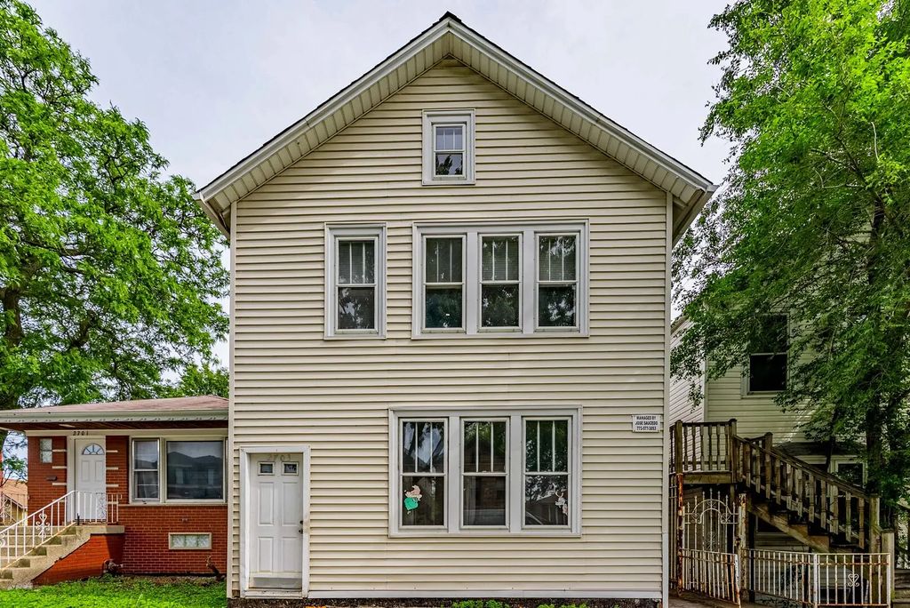 2703 S Hillock Avenue, Chicago
