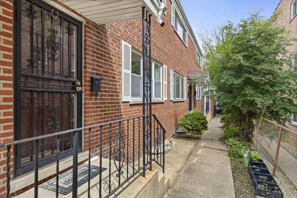 1727 W Estes Avenue C, Chicago