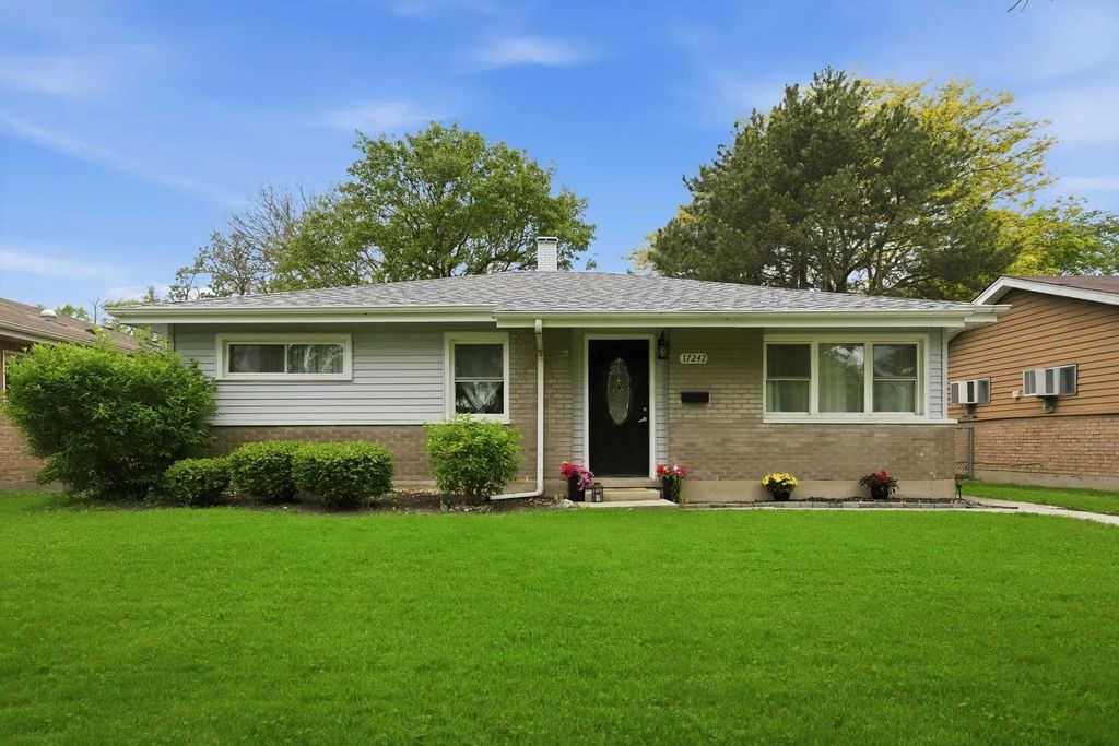 17242 Community Street, Lansing
