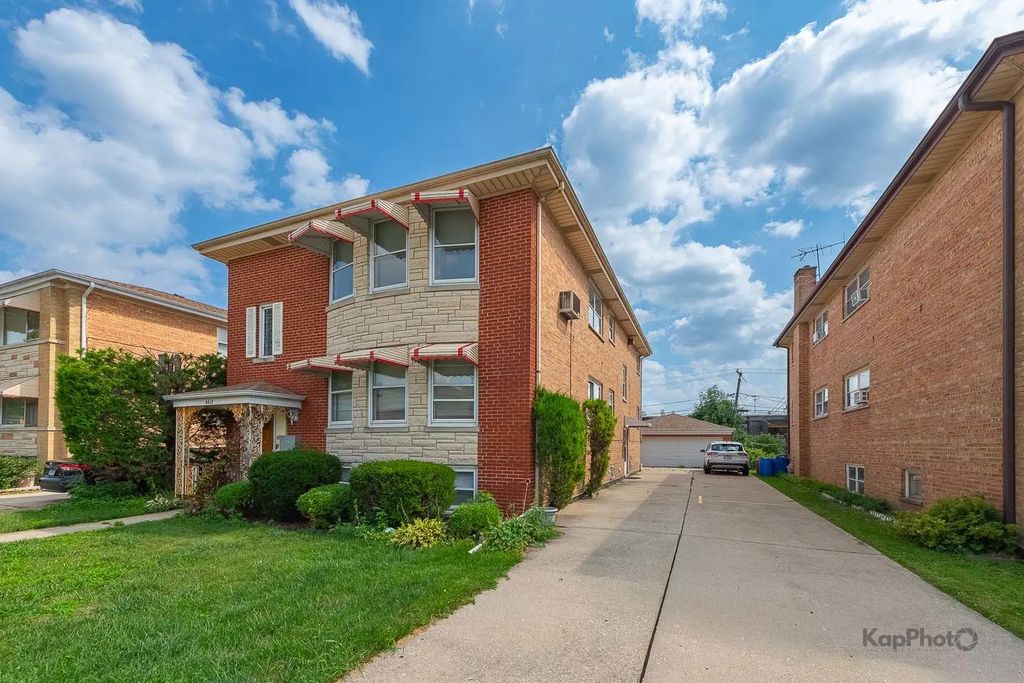 8417 W Berwyn Avenue 2, Chicago, 60656