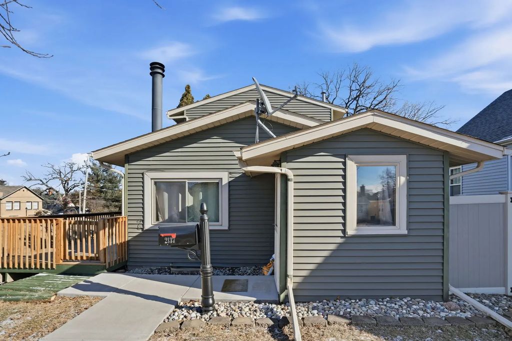 2137 Vine Street, Davenport