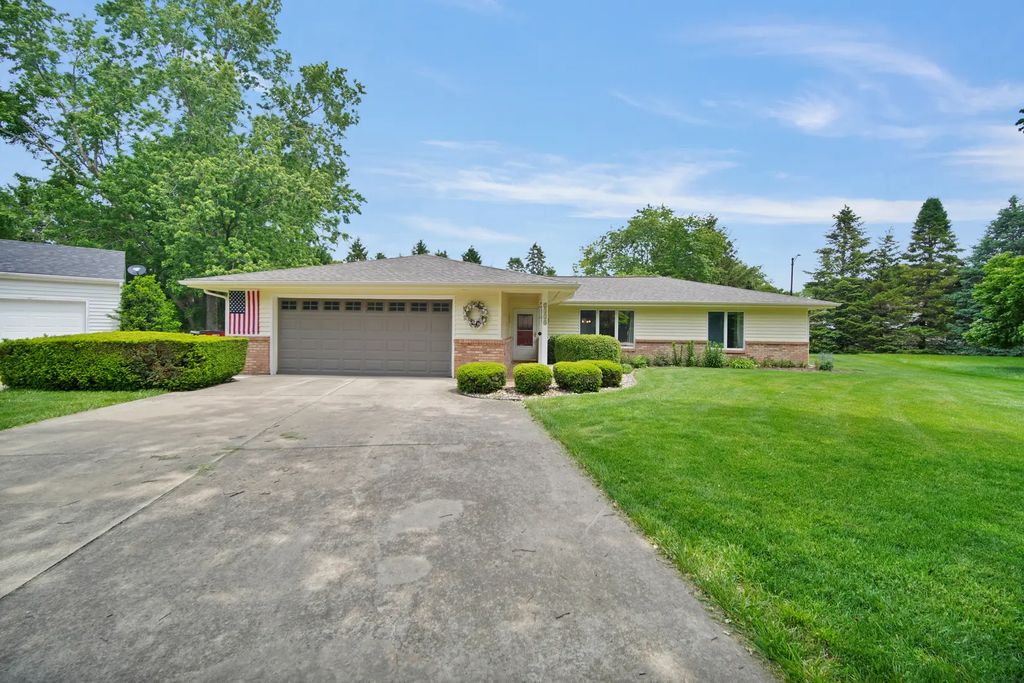 2418 N Nottingham Court, Champaign