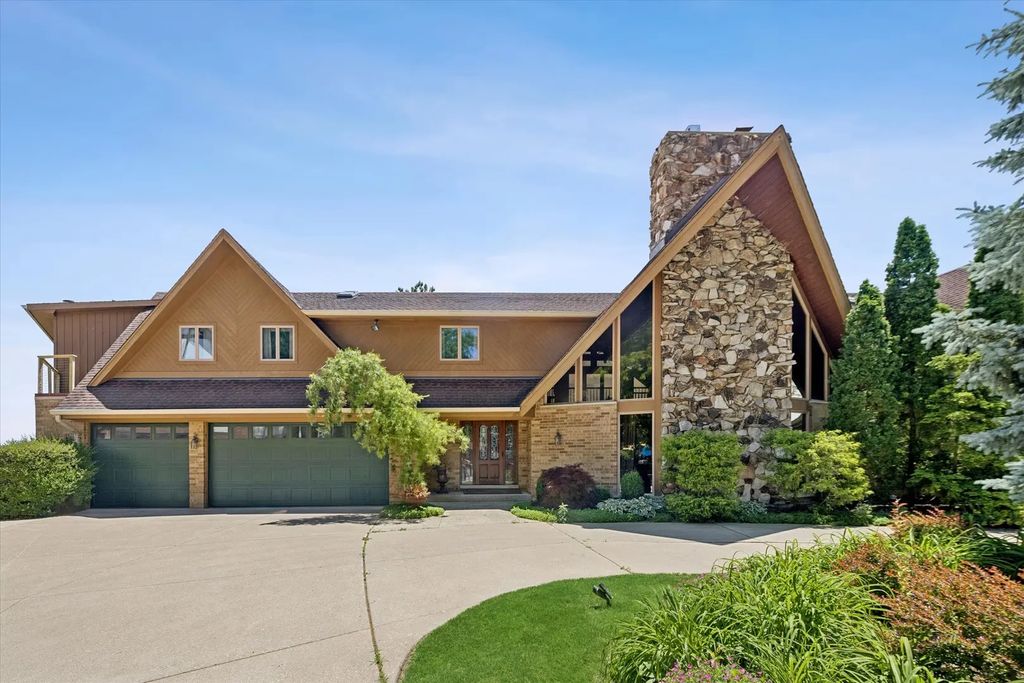 607 Berkshire Court, Downers Grove