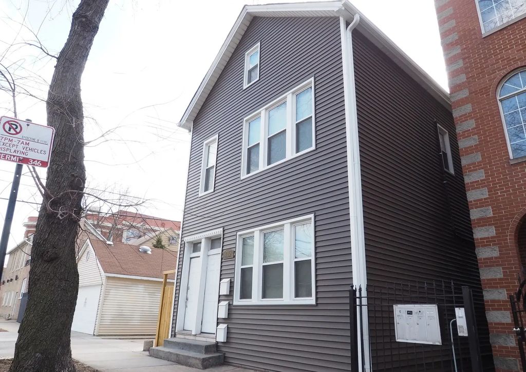 2115 W Wellington Avenue, Chicago, 60618