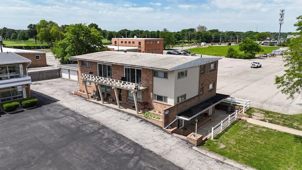 221 Robinhood Lane, Bloomington