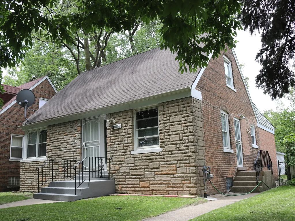 10134 S Bensley Avenue, Chicago