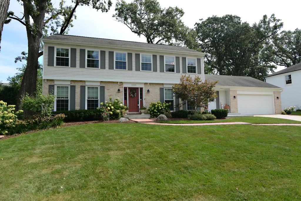 1235 Pin Oak Court, Wheaton