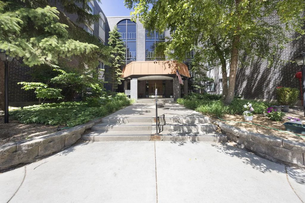 9530 Lamon Avenue 401, Skokie, 60077