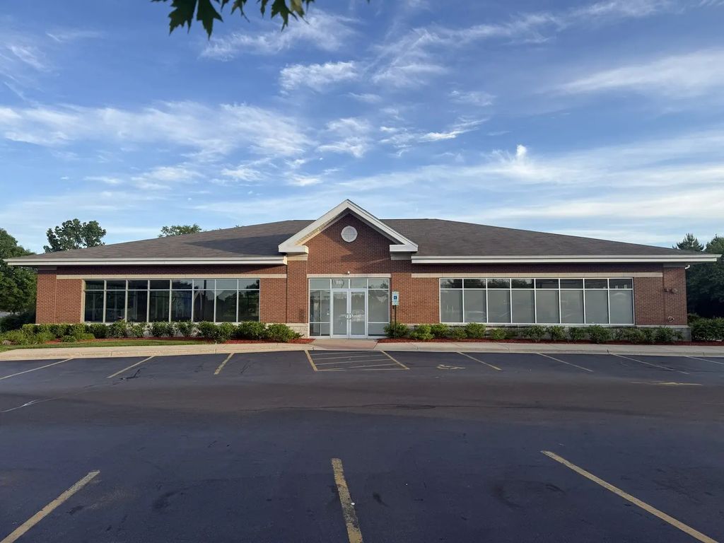 900 S Milwaukee Avenue, Vernon Hills