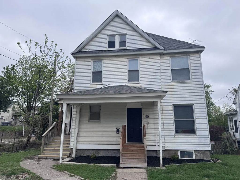 618 Douglas Court, Davenport