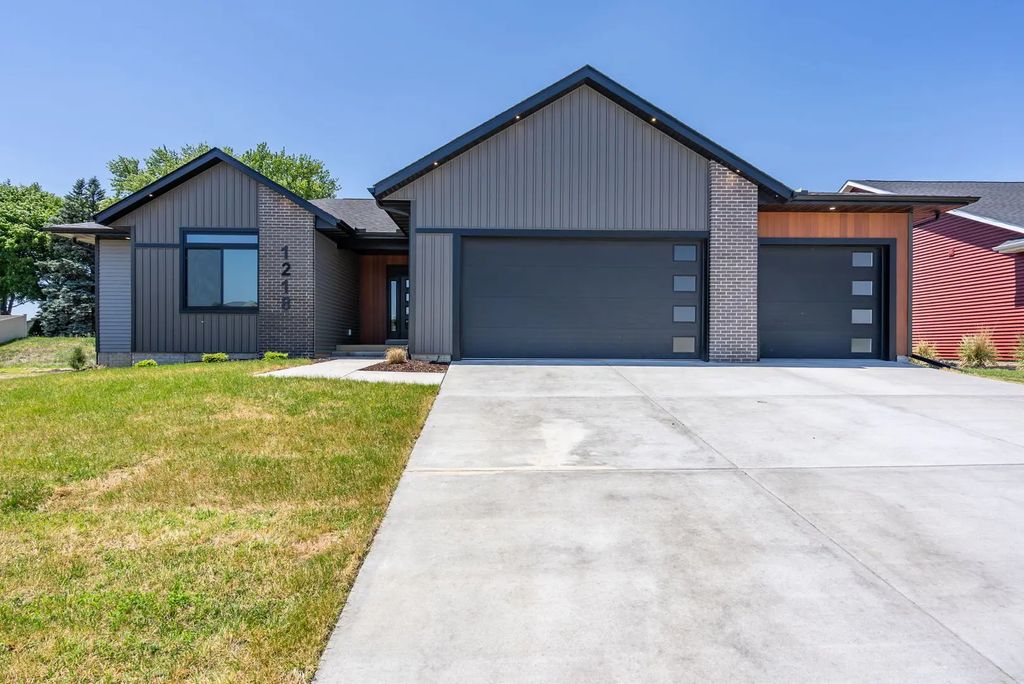 1218 S. 2nd Street, Eldridge