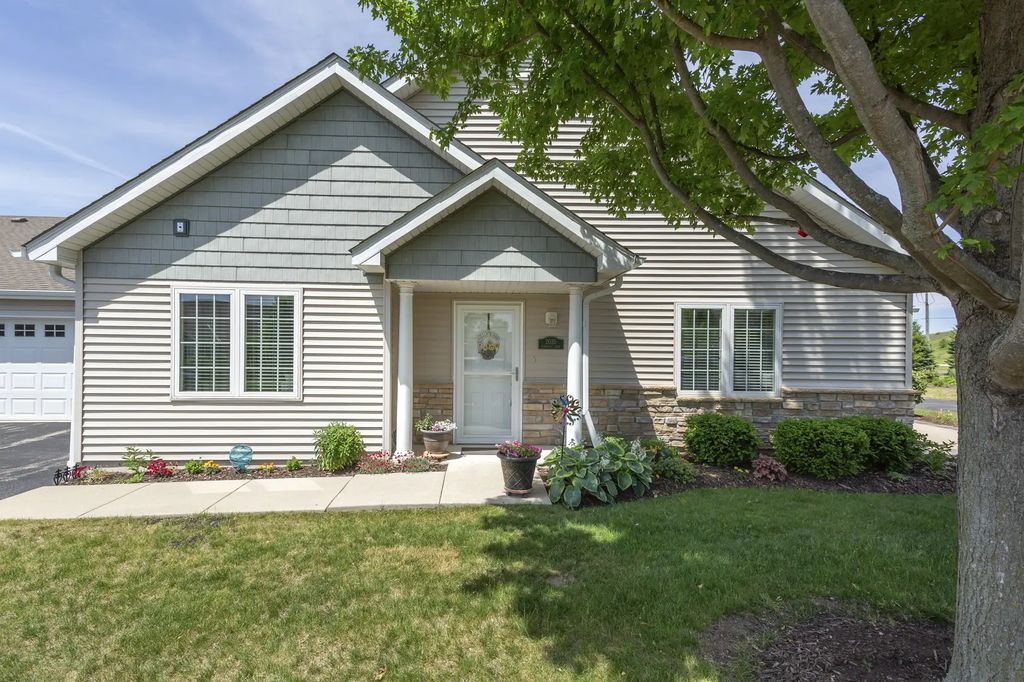 2035 Somerset Lane 2035, Sycamore