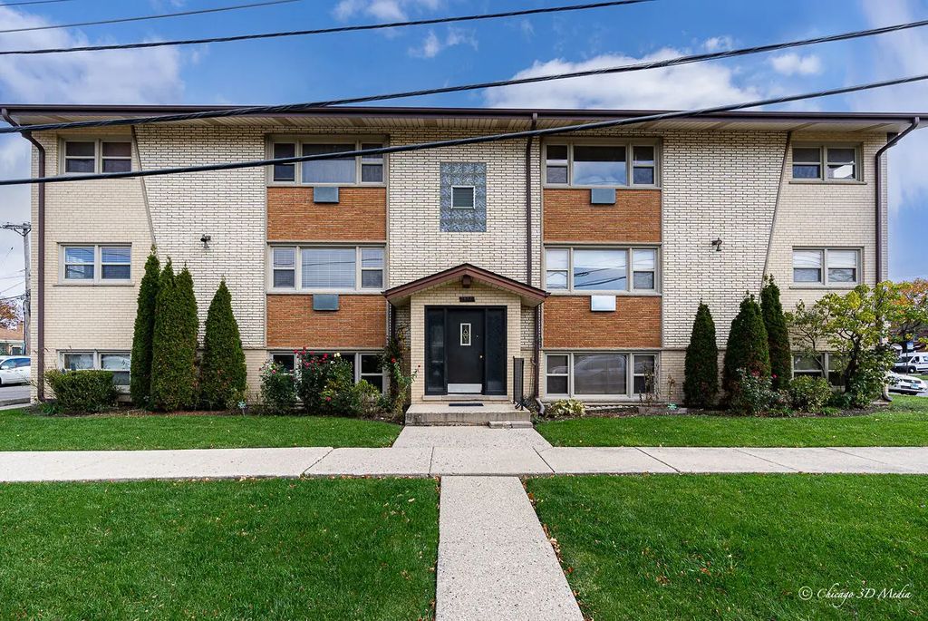 7005 W Gunnison Street 1a, Harwood Heights