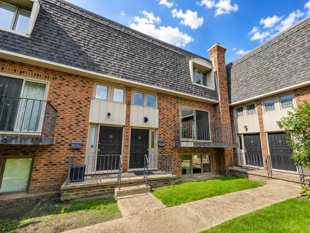 1111 S Waukegan Road S 14, Lake Forest, 60045