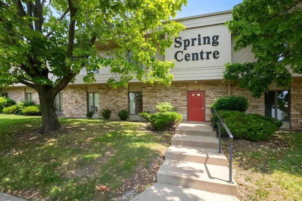 2010 E 38th Street 103, Davenport