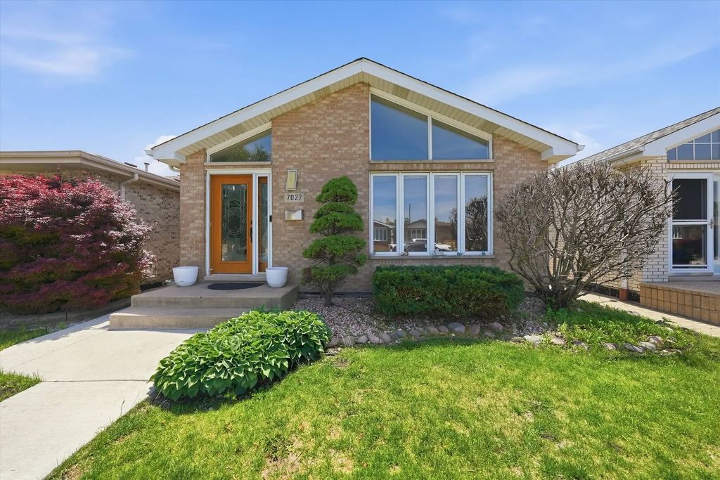 7027 W 64th Place, Chicago