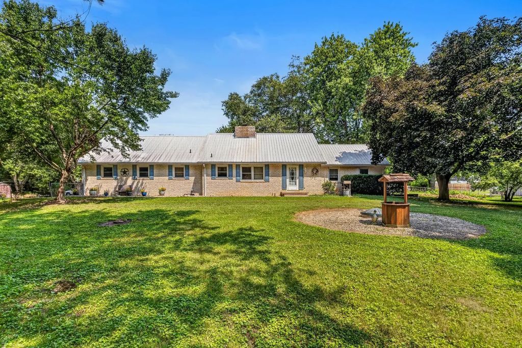 1516 W North Shore Drive, Mahomet