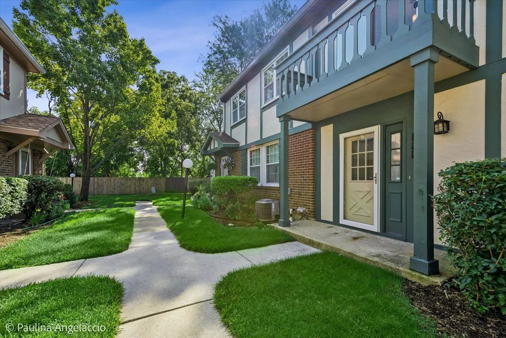 111 Lindenwood Court, Vernon Hills
