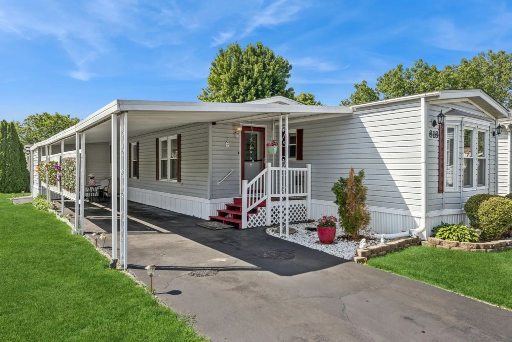 818 Oakbrook Drive, Crystal Lake