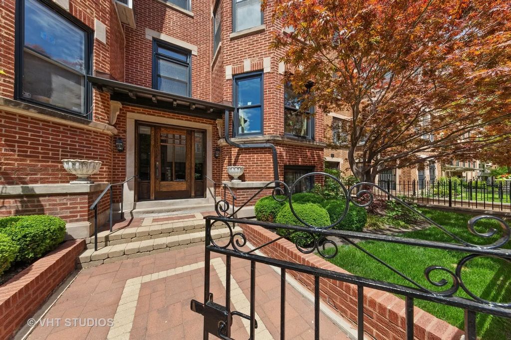 556 W Roscoe Street 3, Chicago, 60657