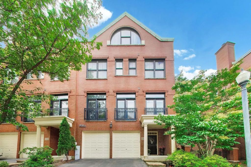 1850 Admiral Court, Glenview