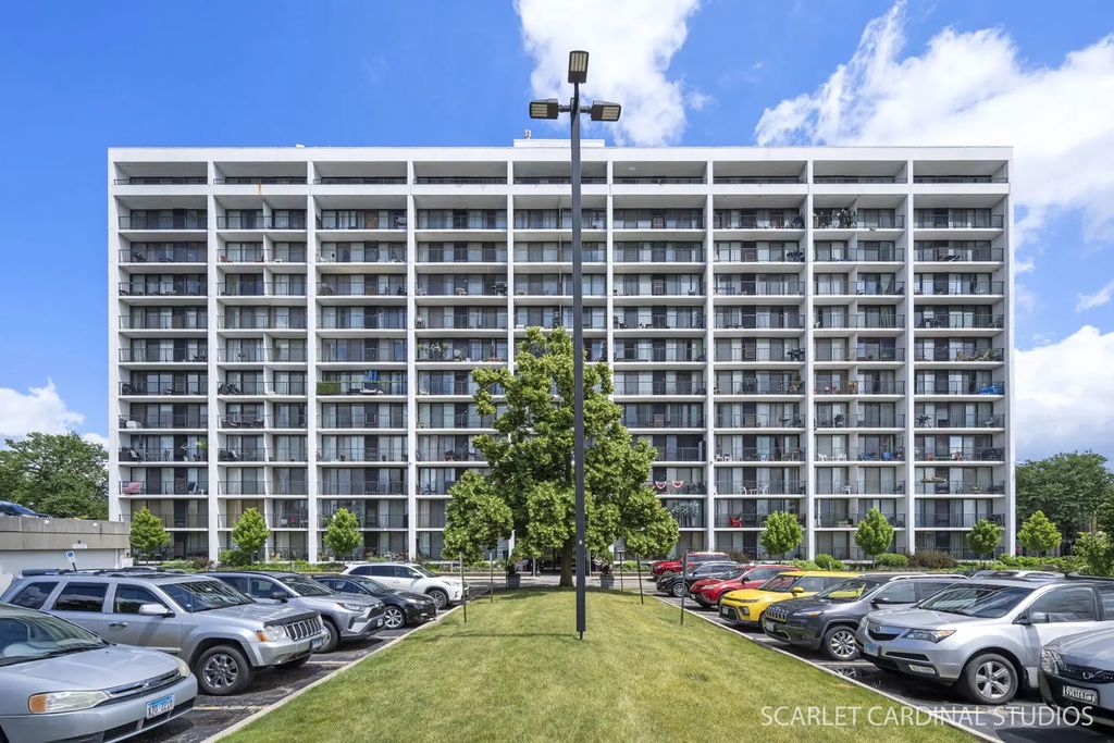 2005 S Finley Road 703, Lombard