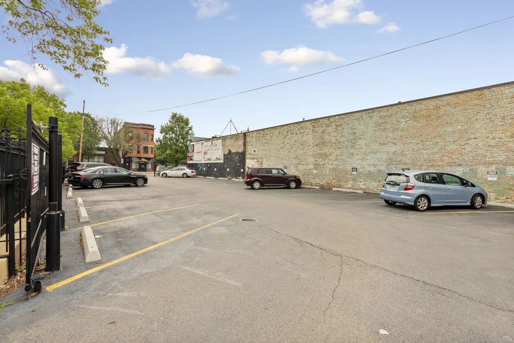 3273 W Fullerton Avenue Na, Chicago