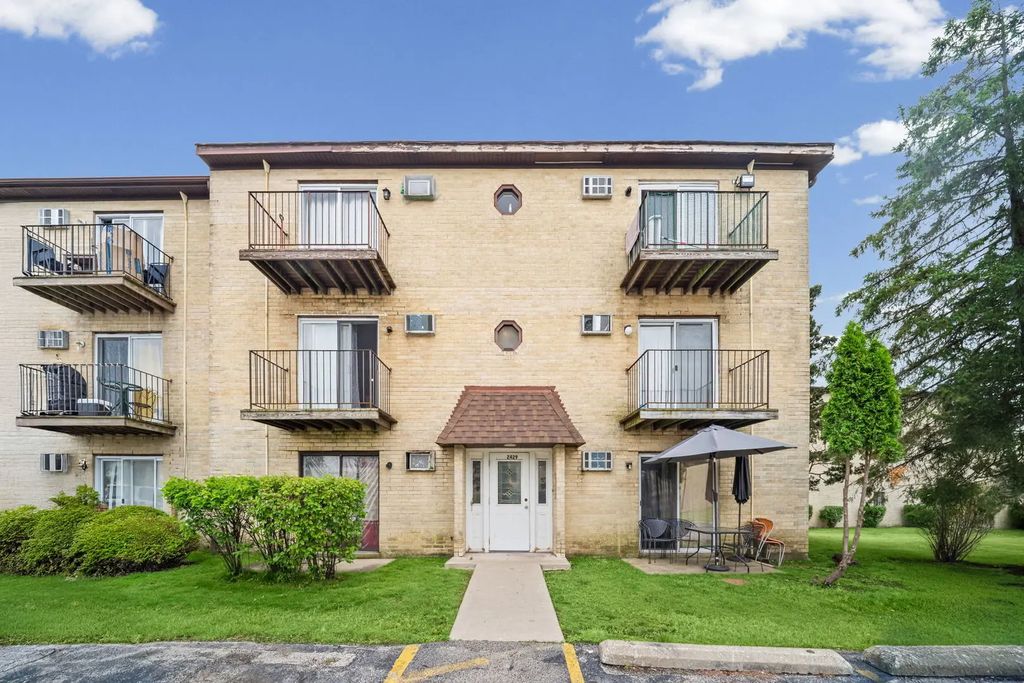 2429 Crystal Lane 2d, Arlington Heights