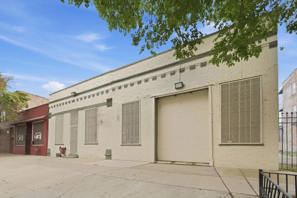 2290 S Blue Island Avenue, Chicago