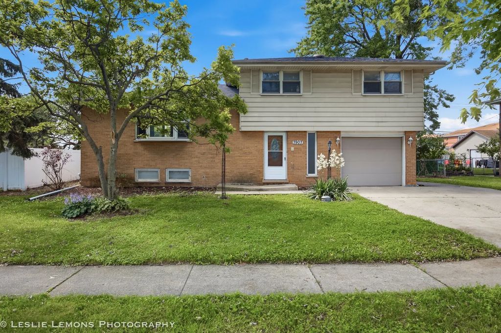 7907 W 89th Street, Hickory Hills